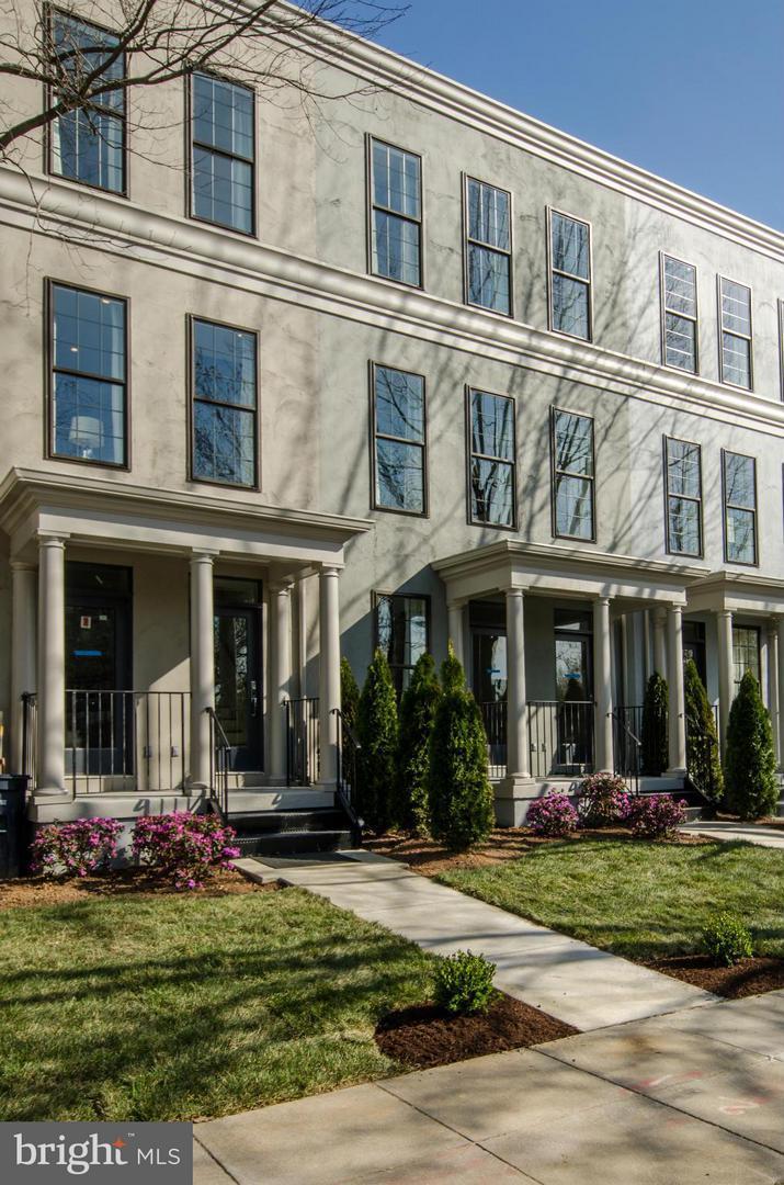 Flats at Grant Circle at 16 Grant Circle NW